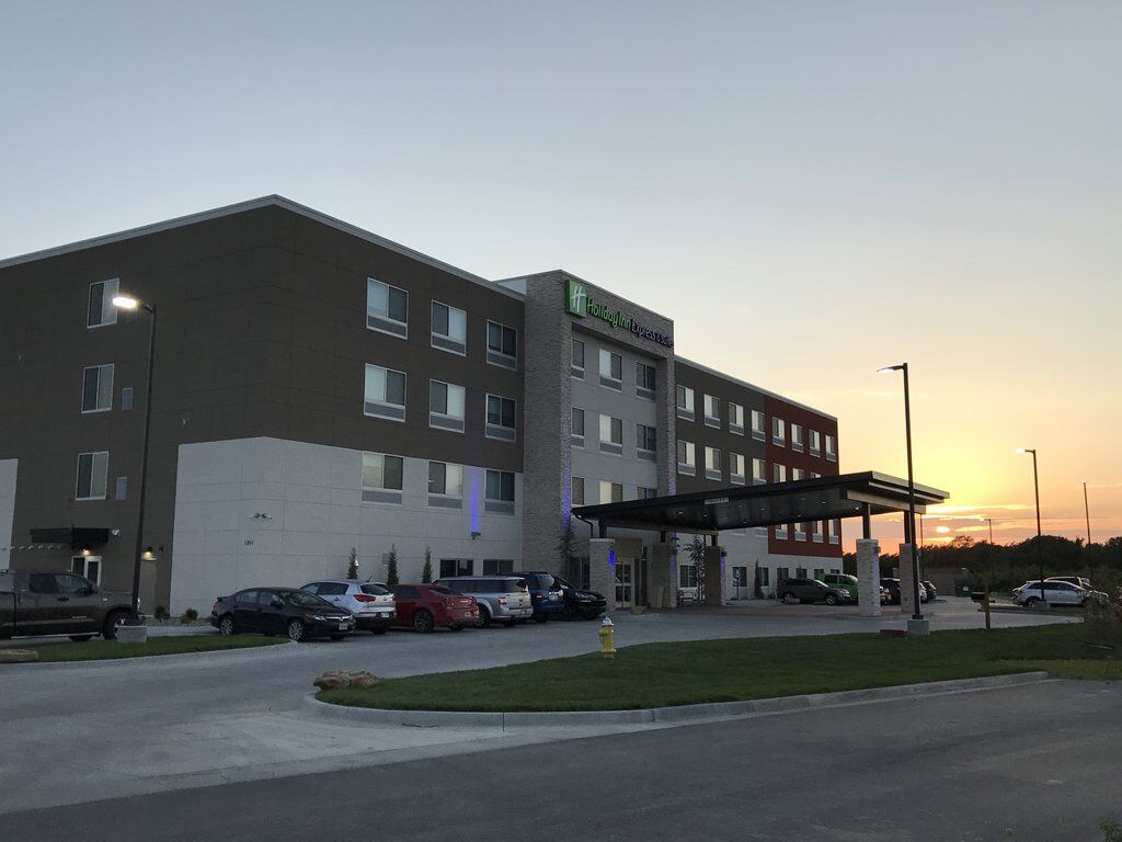 Holiday Inn Express & Suites - Kansas City - Lee'S Summit By Ihg Lee's Summit Exterior foto